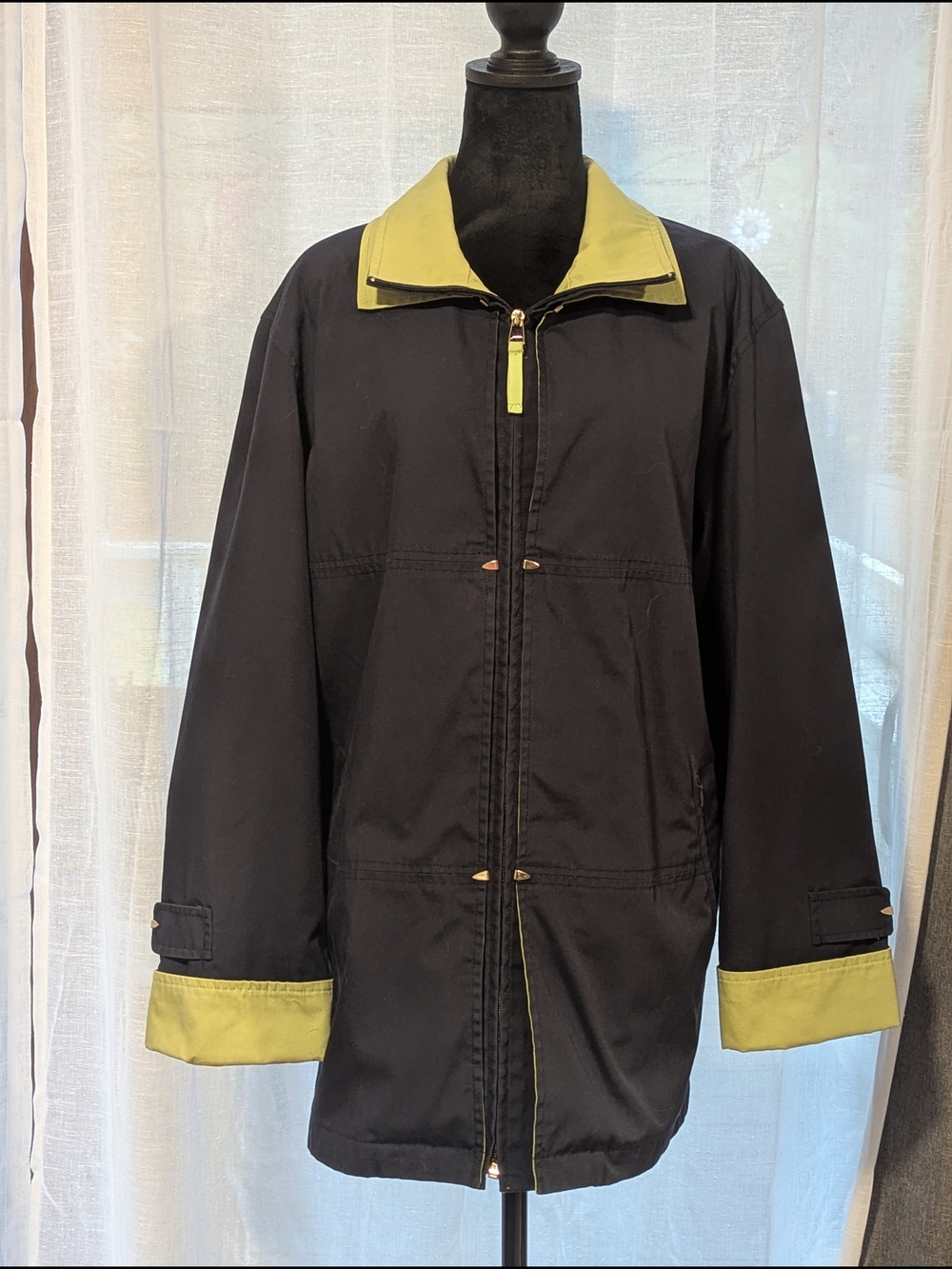 Women’s Navy Blue Lightweight Wind/Rain Jacket with Lime Trim. Size Medium.